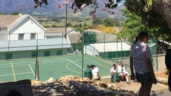 Eingezäunter Sportplatz auf einem Schulgelände