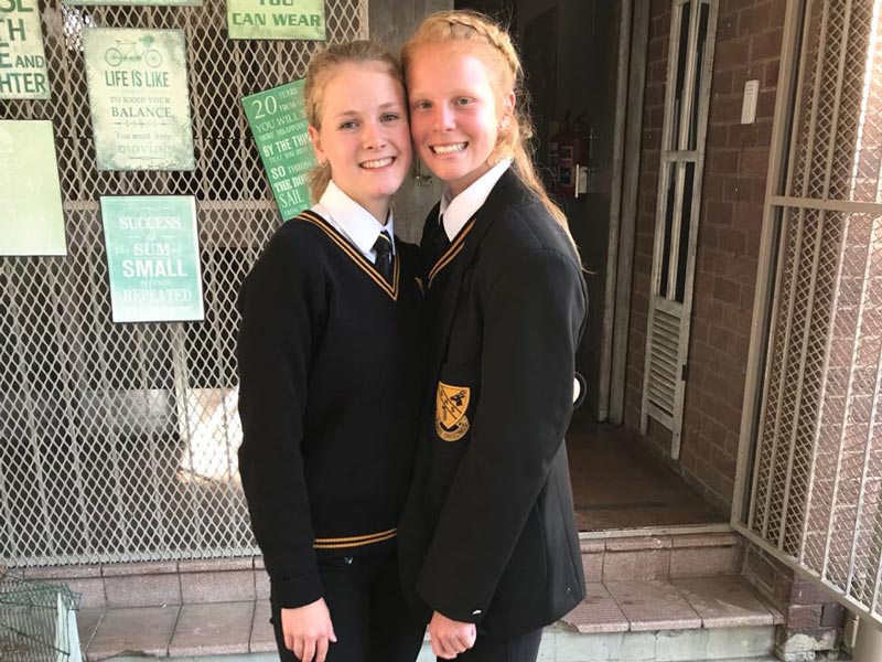 Schülerin Marie zusammen mit einer Freundin in südafrikanischer Schuluniform