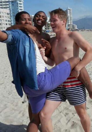 Freunde haben Spaß am südafrikanischen Strand bei gutem Wetter