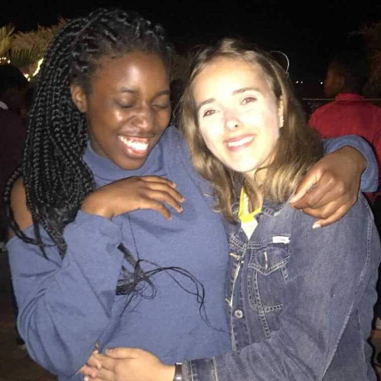 Helen umarmt eine südafrikanische Freundin