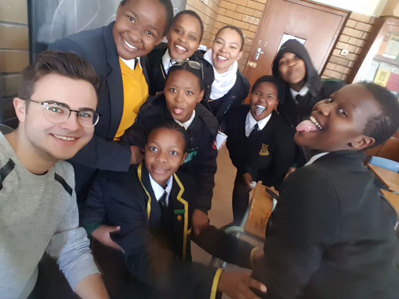 Deutscher Schüler Phil mit seinen südafrikanischen Klassenkameraden in der Schule