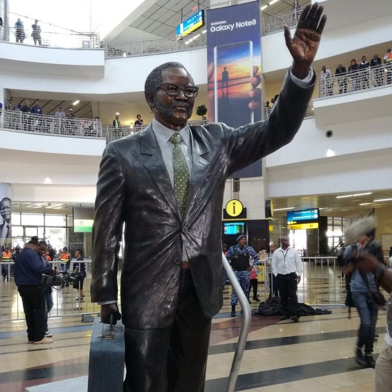 Bronzestatue von Oliver Tambos im Flughafen Johannesburg